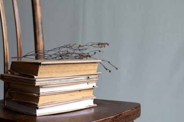 Une pile de livres sur la table contre le mur.
