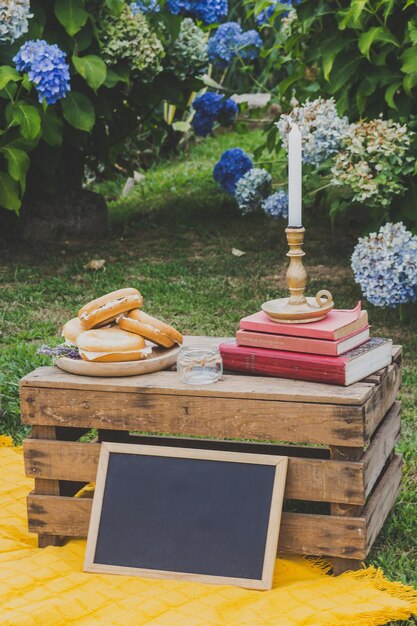 Photo une pile de livres sur une table dans le champ.