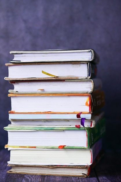 Pile de livres sur table avec espace copie