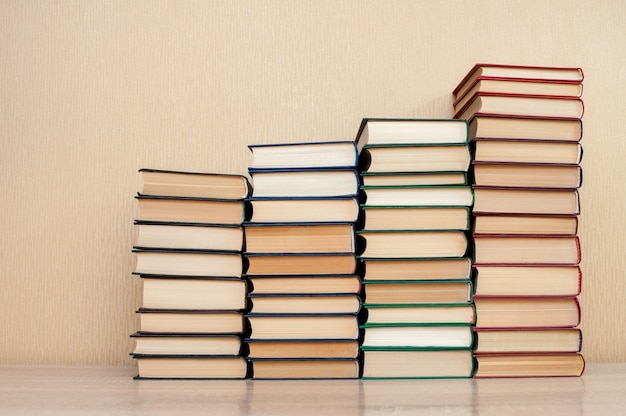 Pile De Livres Sur La Table Sur Un Fond Neutre