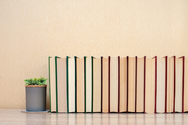 Pile de livres sur la table sur un fond neutre