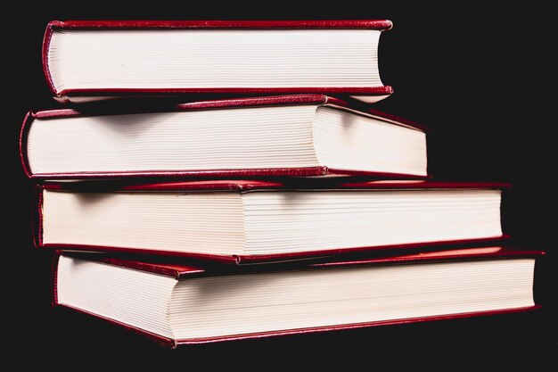 Photo une pile de livres sur la table.