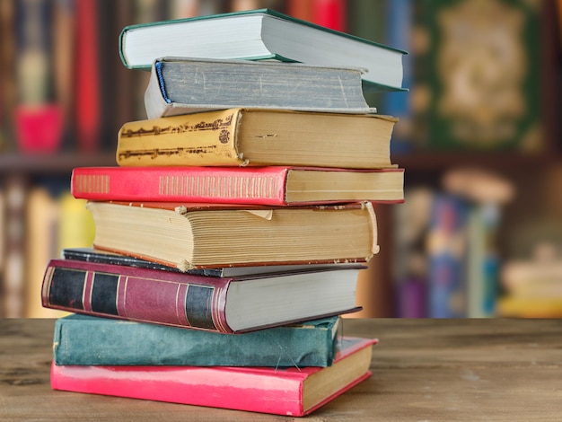 Pile de livres sur la table