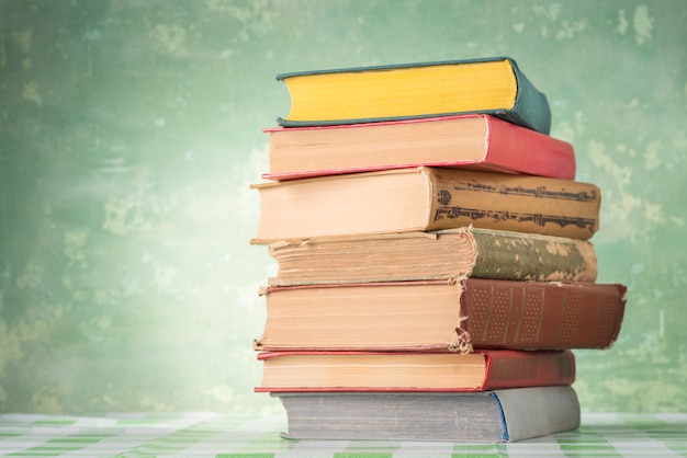 Pile de livres sur la table