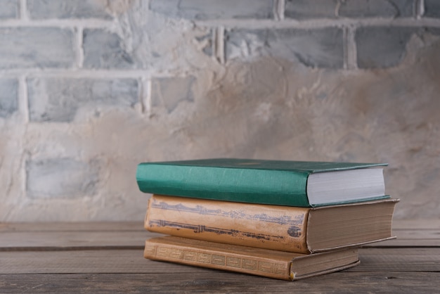 Pile de livres sur la table