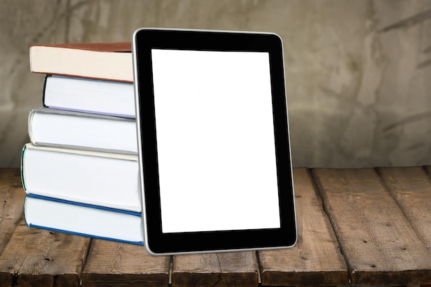 Photo pile de livres avec tablet pc moderne isolé