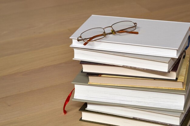 Pile de livres et verres