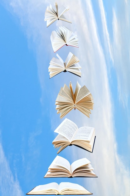 Une pile de livres vole dans le ciel bleu