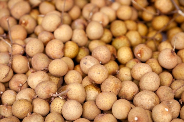 Pile de Longane sur un étal de marché