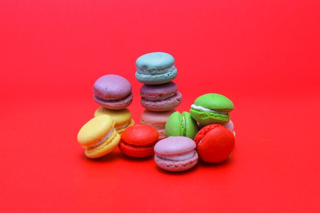 Pile de macaron coloré sur fond rouge