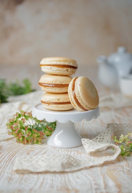 Pile de macarons au caramel sur un support