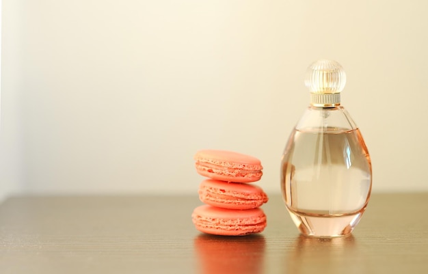 Pile de macarons au parfum de parfum sur table