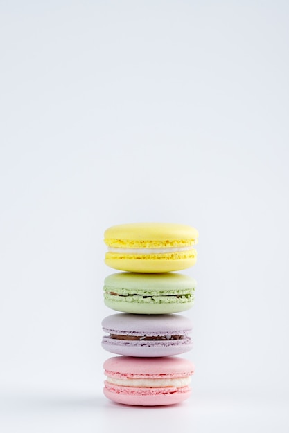 Pile de macarons colorés sur fond blanc