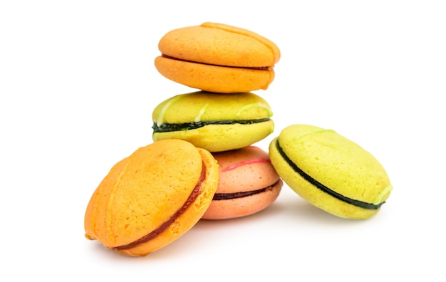 Pile de macarons sur fond blanc