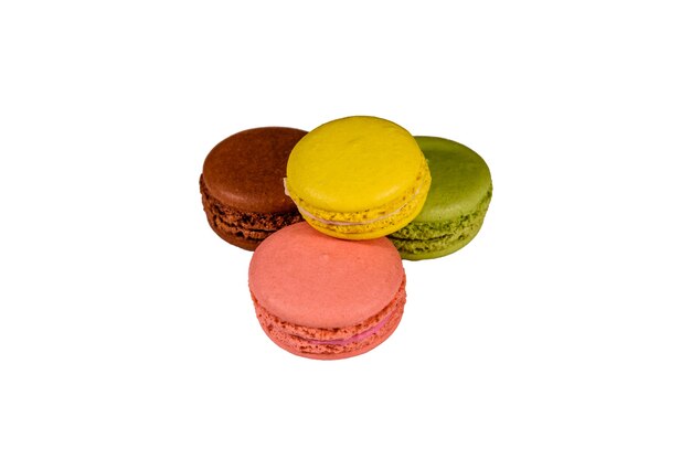 Pile des macarons français isolé sur fond blanc