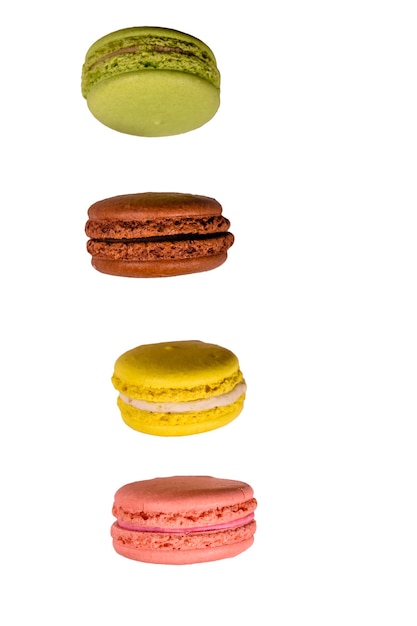 Pile des macarons français isolé sur fond blanc