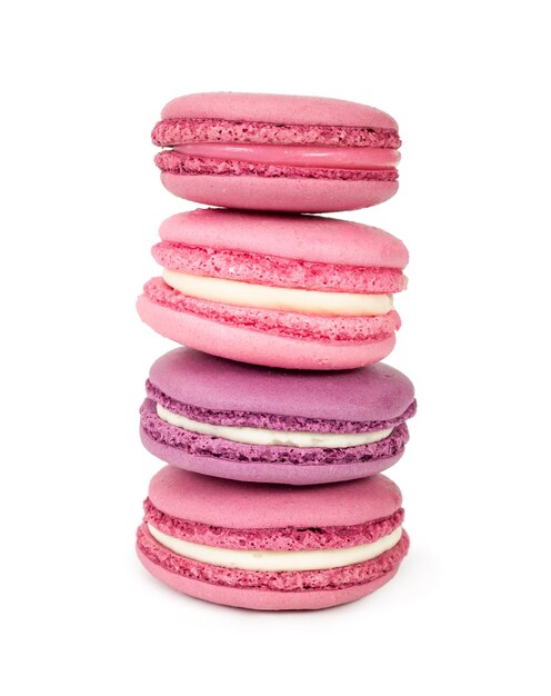 Pile de macarons français isolés sur blanc