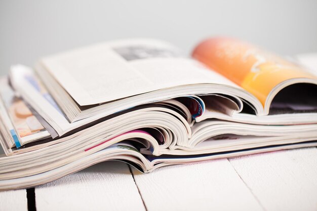 Photo une pile de magazines colorés sur une table