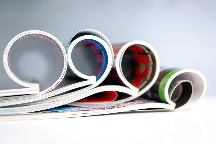 Une pile de magazines