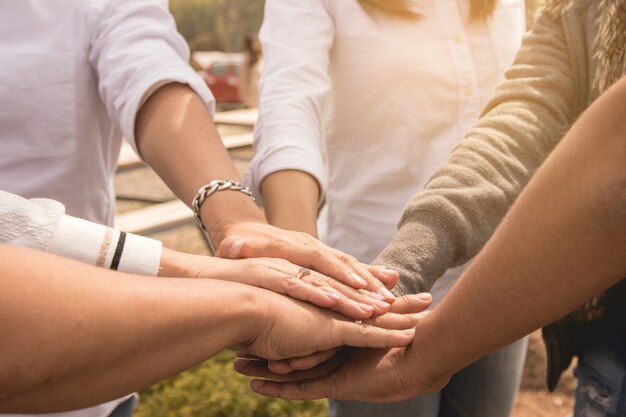 Pile de mains, travail d&#39;équipe au concept de réussite