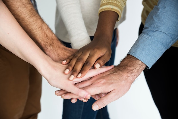 Photo pile de mains unité travail d'équipe diverses personnes