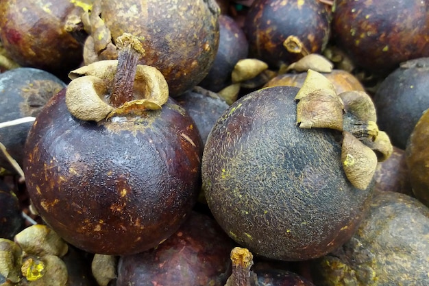 Pile de mangoustans sur un étal de marché