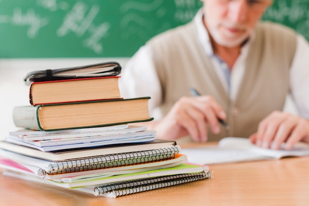 Pile De Manuels Disposés Sur Le Bureau Du Professeur Dans La Salle De Lecture