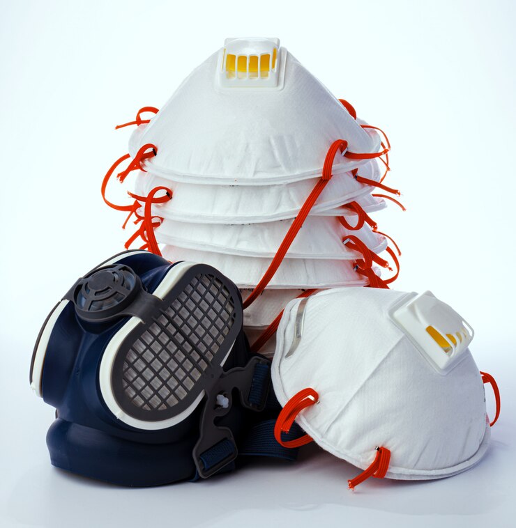 Photo pile de masques médicaux sur blanc