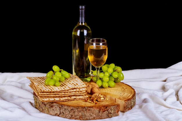 Pile de Matza ou Matza sur un fond de bois vintage