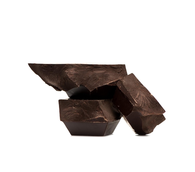 Pile de morceaux de chocolat sur fond blanc