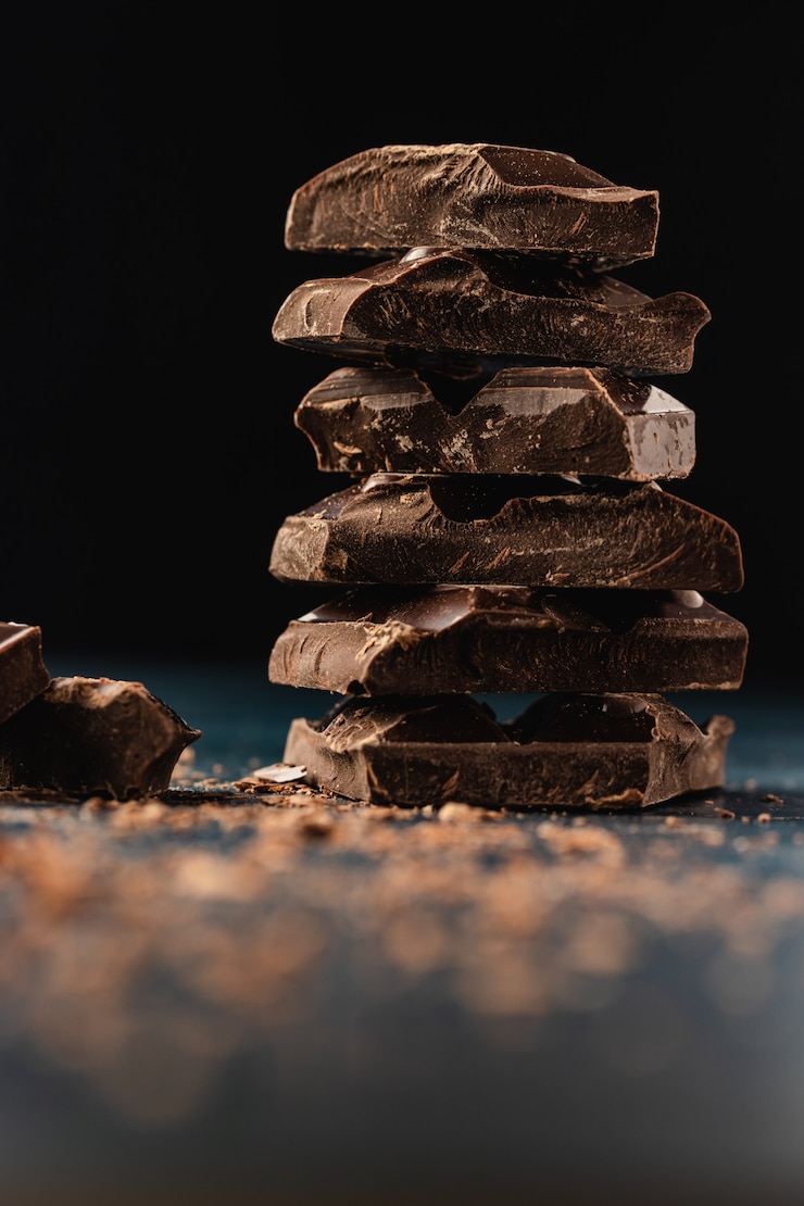 Photo pile de morceaux de chocolat noir sur noir.