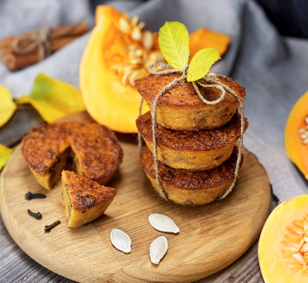 Pile de muffins avec une citrouille