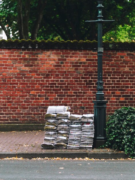 Photo une pile de murs de pierre par rue