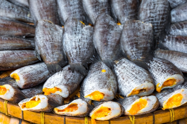 Pile de nombreux Pla séchés salés avec oeuf sur panier