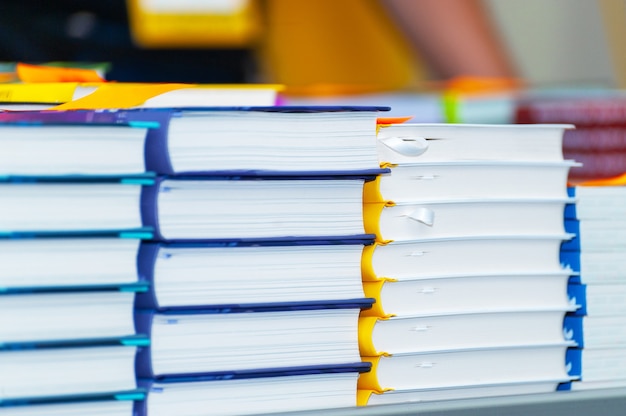 Pile de nouveaux livres sur la table. Livres sur le forum des fabricants de produits imprimés.