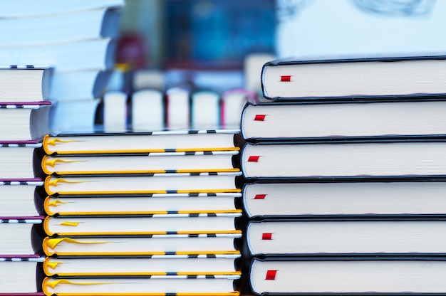 Pile de nouveaux livres sur la table. Livres sur le forum des fabricants de produits imprimés.