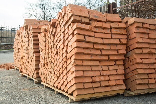 Pile de nouvelles briques inutilisées prêtes pour la construction