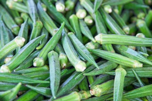 Pile d'okras sur un étal de marché