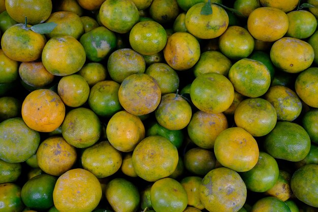 pile de l'orange jaune vert frais sur le marché.