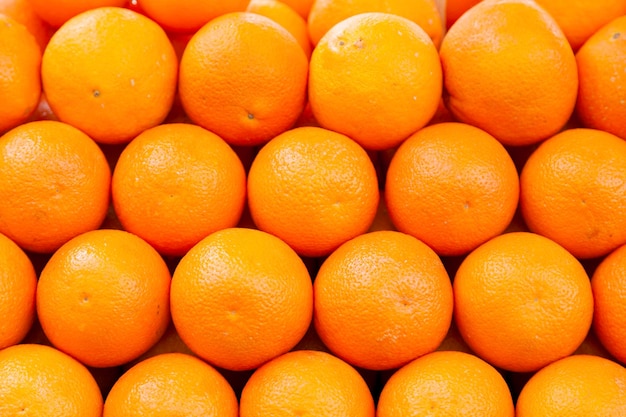 Pile d'oranges sur un étal de marché