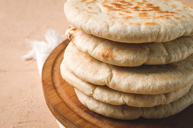 Pile de pain pita sur la table aucun peuple