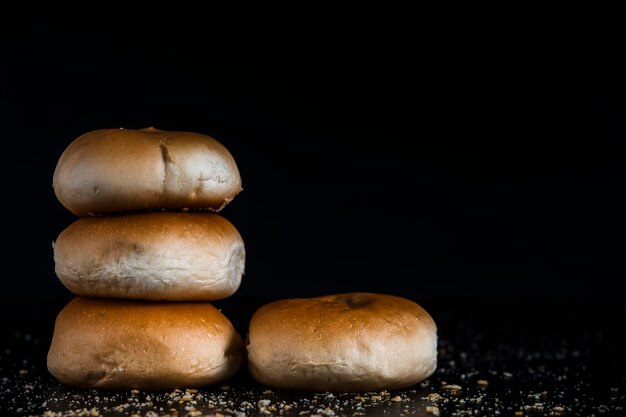 Photo une pile de pain sur la table sur un fond noir