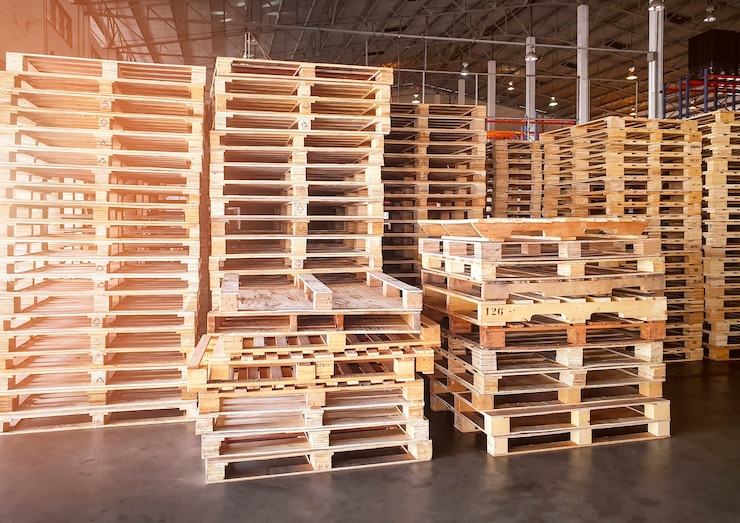 Photo pile de palettes en bois dans l'entrepôt de stockage