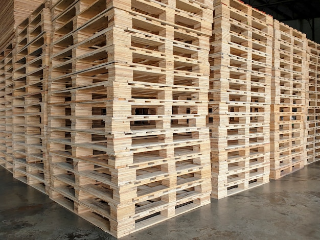 Pile de palettes en bois pour le transport industriel.
