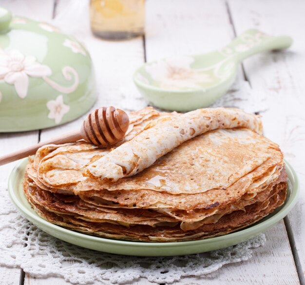 Pile de pancakes au miel