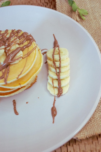 Une pile de pancakes aux bananes enrobées de chocolat