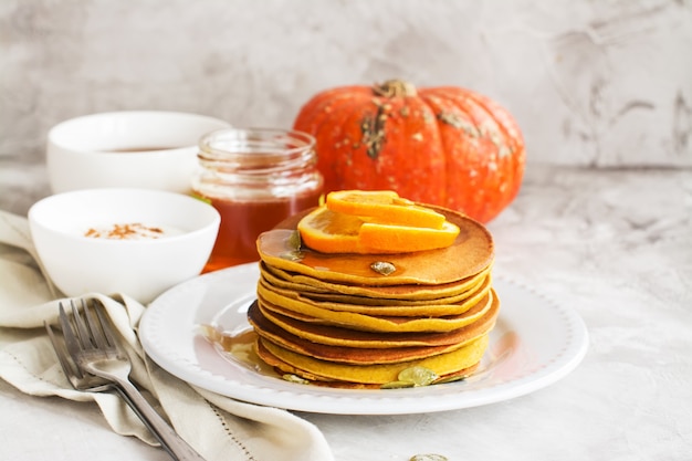 Pile de pancakes à la citrouille épicée