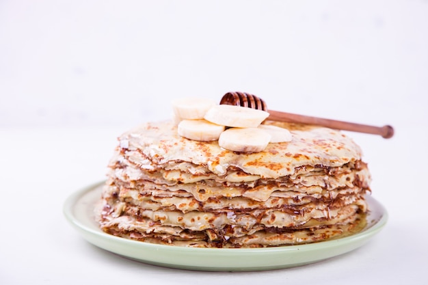 Pile de pancakes minces au miel