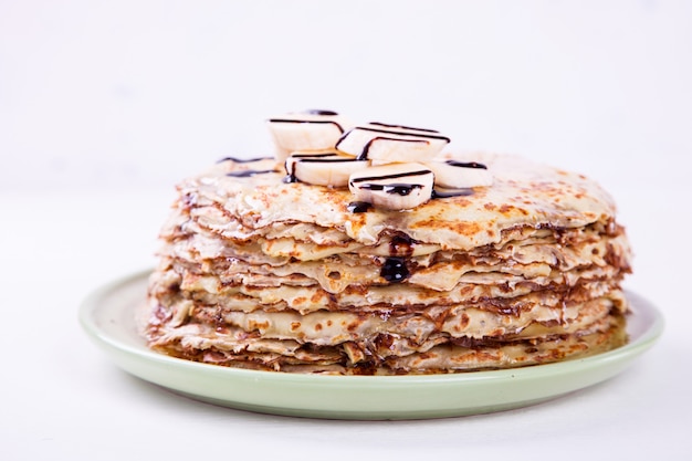 Pile de pancakes minces au miel