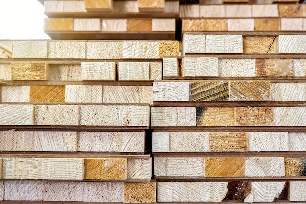 Pile de panneaux de blocs en planches de bois et MDF dans un entrepôt de menuiserie